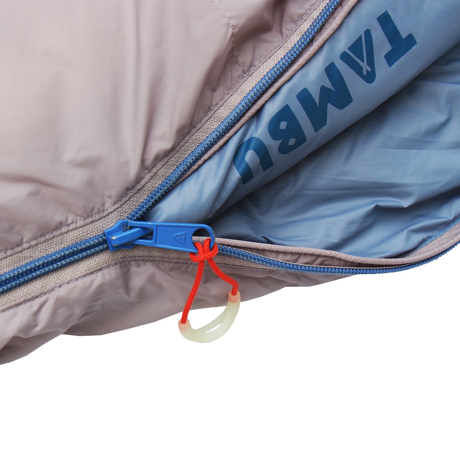 Detailaufnahme des blauen Reißverschlusses am Mumienschlafsack 1500 von Tambu Outdoor mit sichtbarem Innenfutter und 'TAMBU' Schriftzug