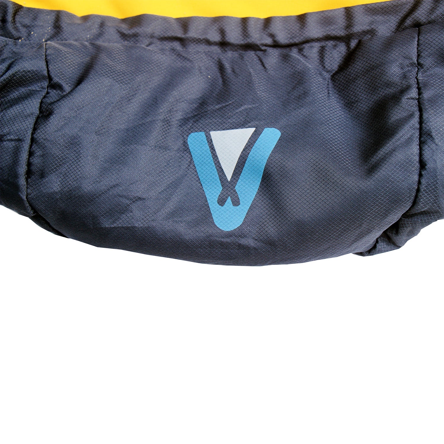 Logo mit blauem und weißem TAMBU Logo auf dunkelblauem Stoff des Mumienschlafsacks NEEL 750 von Tambu Outdoor