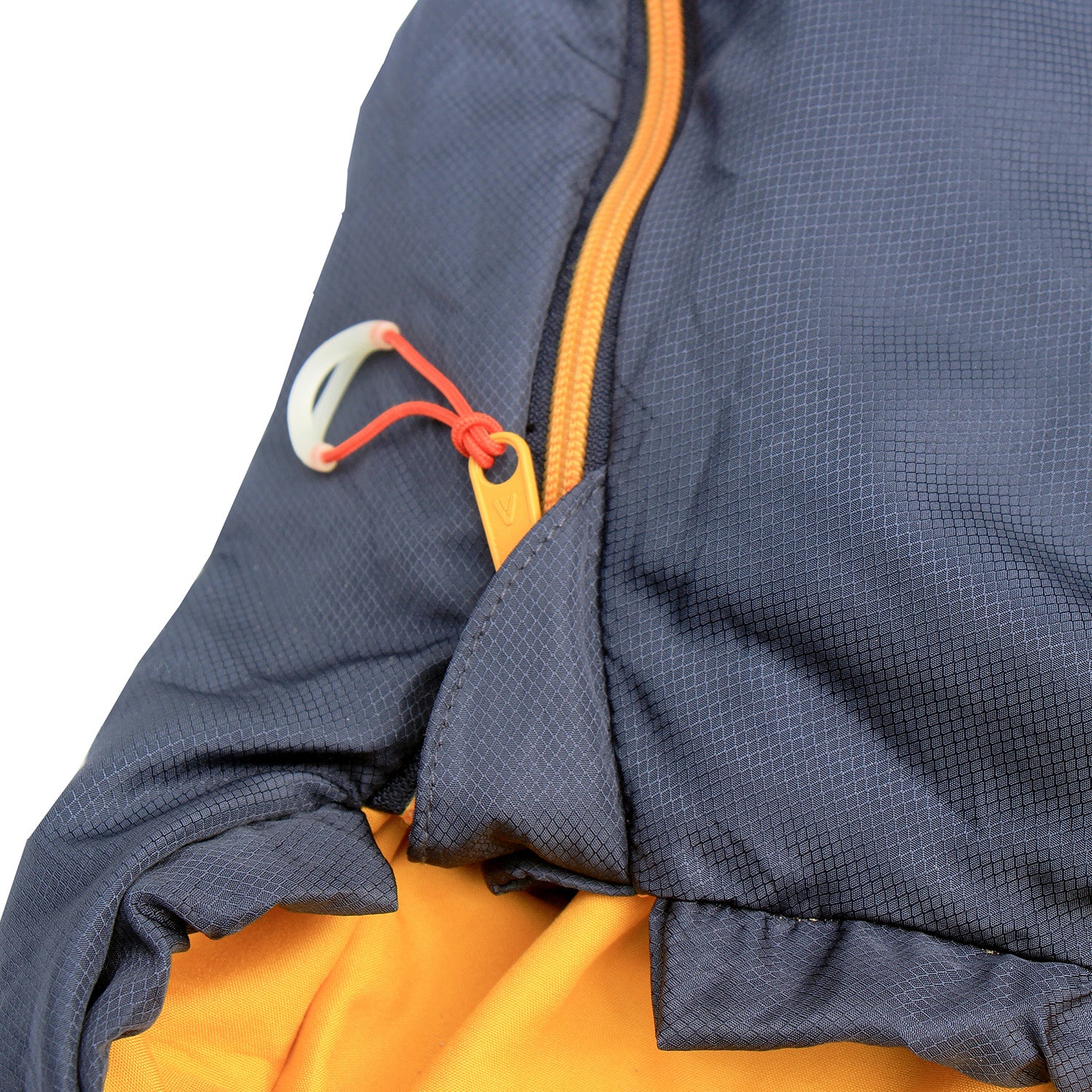 Detailaufnahme des Mumienschlafsacks NEEL 750 von Tambu Outdoor mit dunkelblauem Außenmaterial und gelbfarbenem Innenfutter, Reißverschluss und Zugband