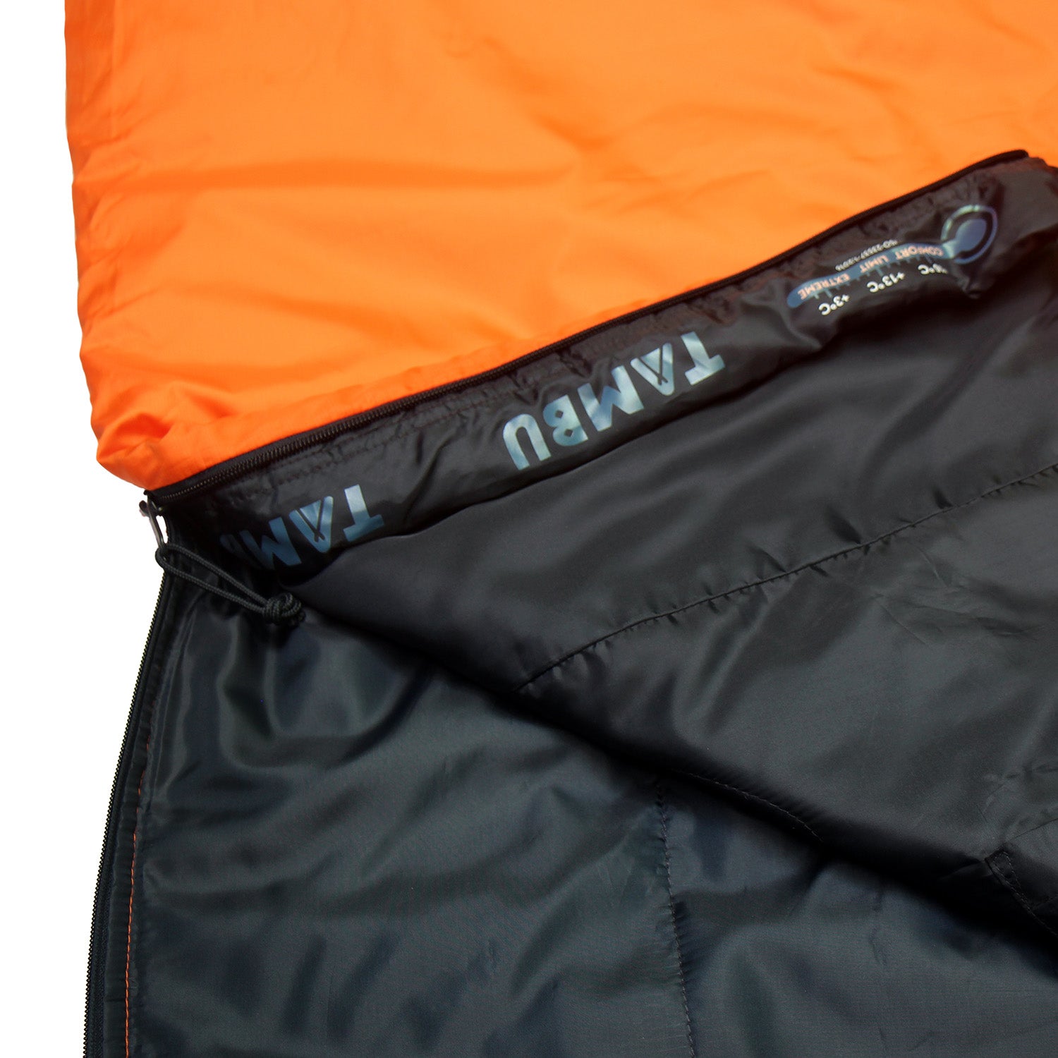 Teilansicht des OFRA 800 Mumienschlafsacks von Tambu Outdoor mit orangefarbener Außenseite und schwarzer Innenseite, Reißverschluss geöffnet