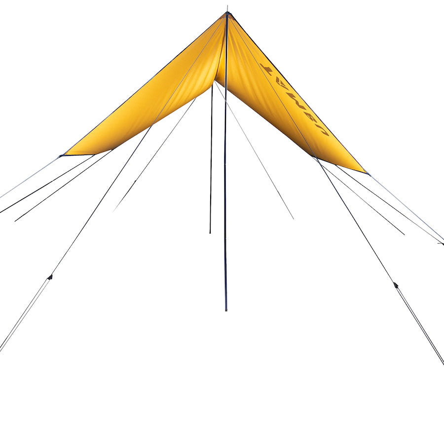 Gelbes PALA Sonnensegel mit Aufstellstangen und Abspannleinen von Tambu Outdoor, freistehend auf weißem Hintergrund