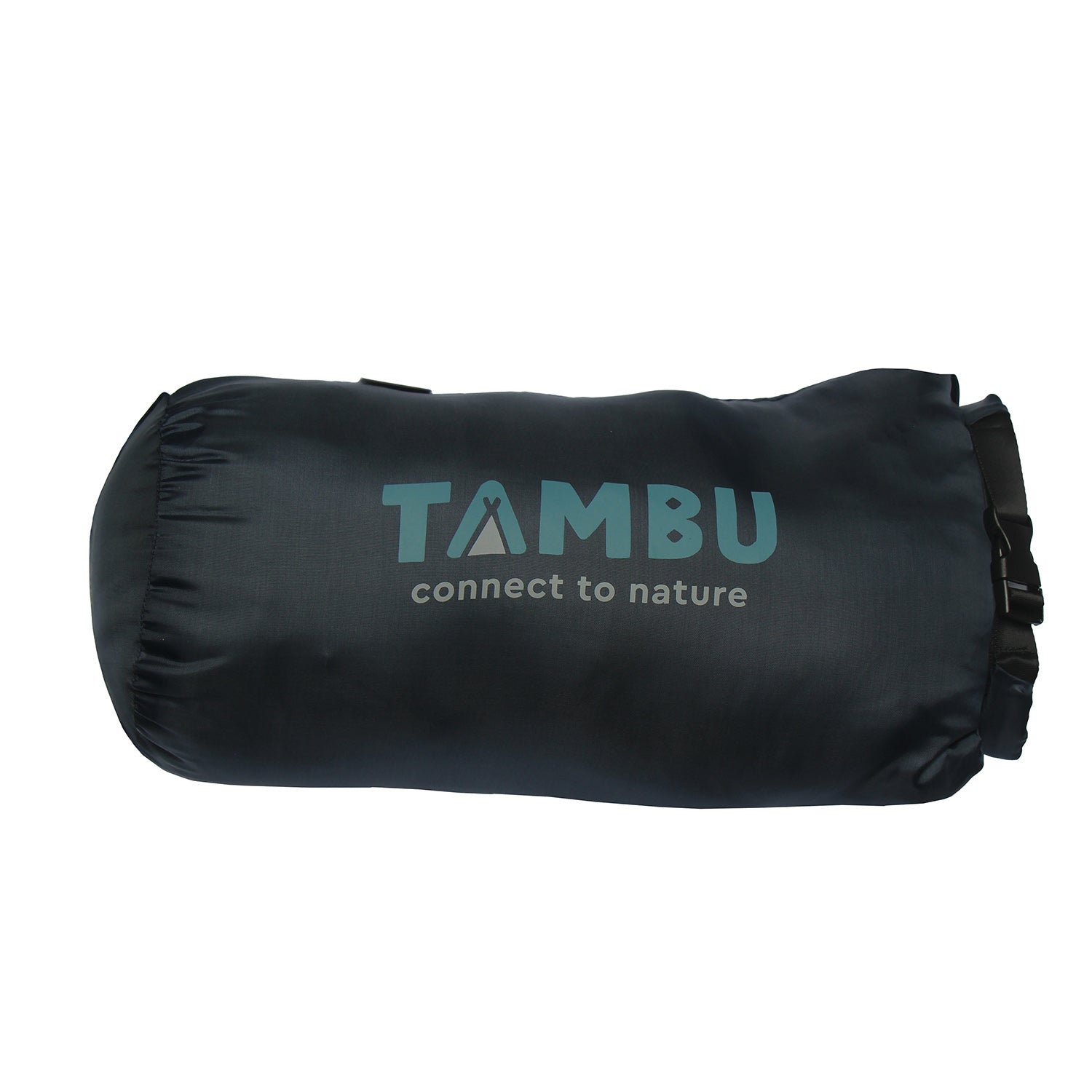 Schwarzer Packsack mit Aufschrift 'TAMBU connect to nature', enthält SAYAN Deckenschlafsack 1400 von Tambu Outdoor