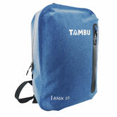 Blauer wasserabweisender Rucksack ANIK 22 von Tambu Outdoor mit seitlichem Reißverschluss und weißem Tambu-Logo