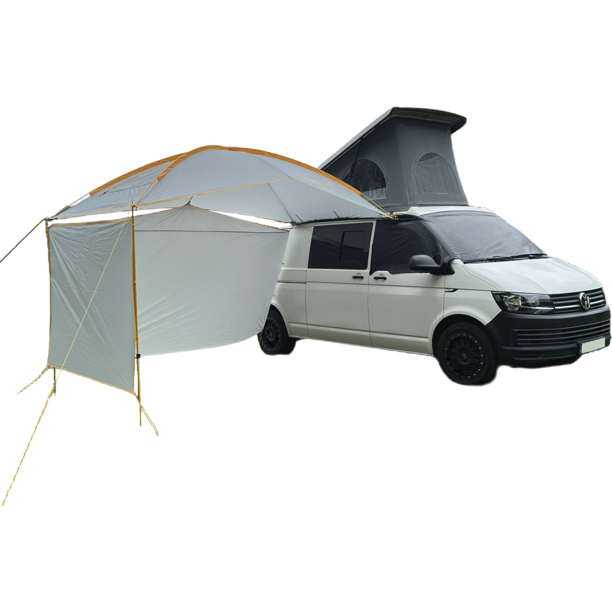 Weißes BASANT multifunktionales Sonnensegel von Tambu Outdoor, angebracht an einem weißen Van mit aufgestelltem Dachzelt