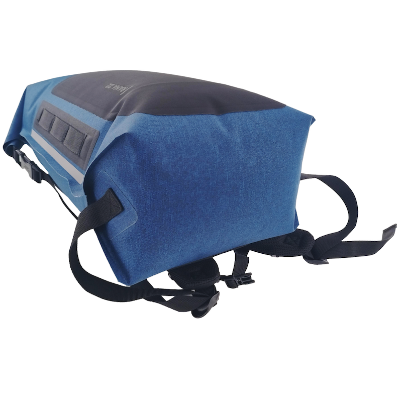 Blauer RANA 22 Roll-on-Top Rucksack von Tambu Outdoor mit wasserabweisendem Material und schwarzen Schultergurten, Ansicht von unten